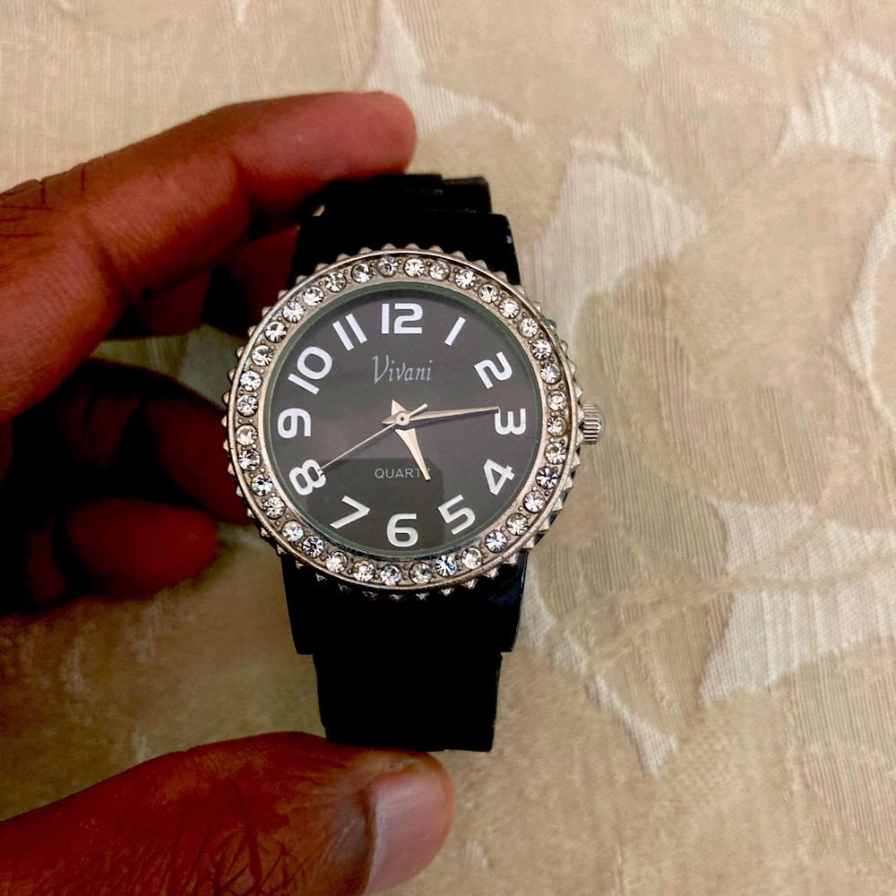 vivani quartz ladies watch. bought for 24.99$. never worn. stainless steel